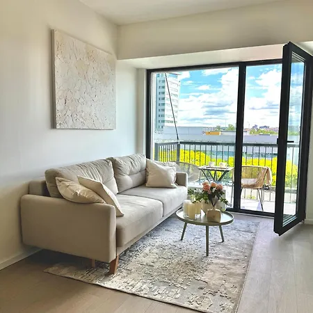 New Modern, River View Apt Near City Center *