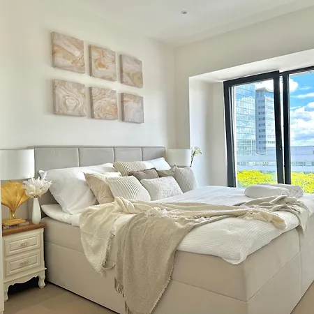 New Modern, River View Apt Near City Center