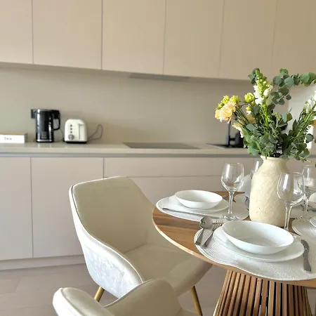 New Modern, River View Apt Near City Center *
