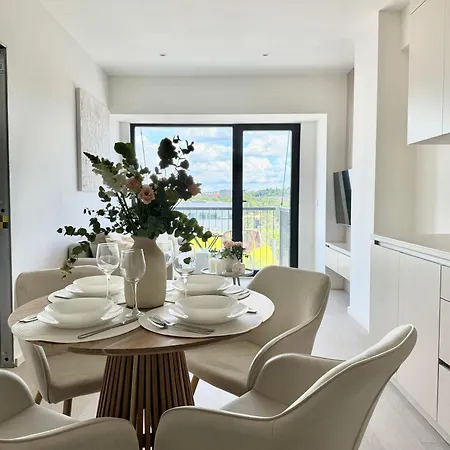New Modern, River View Apt Near City Center *