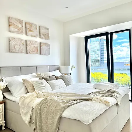 New Modern, River View Apt Near City Center 布拉格