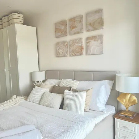 New Modern, River View Apt Near City Center * 布拉格